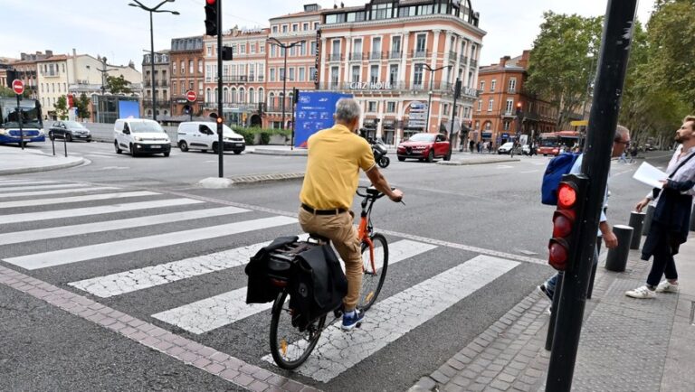 cycliste grillant un feu rouge