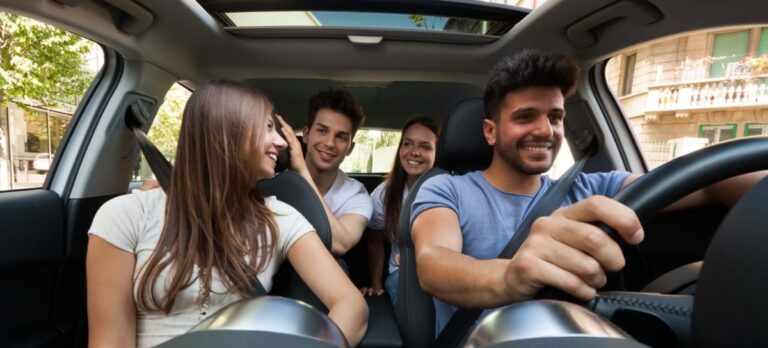 groupe d'amis en voiture